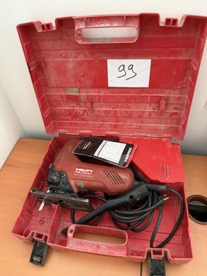 une boîte à outils rouge contenant une perceuse filaire