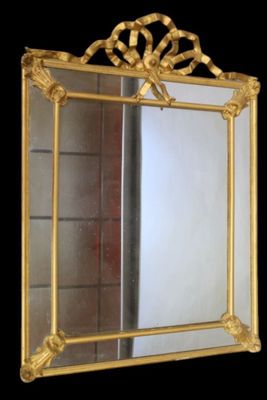 Miroir à cadre à fronton et parecloses en bois et stuc doré. - Photo 1