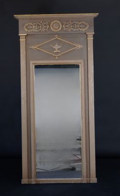 Une image représentant un miroir est représentée sur un fond noir.