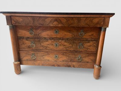 COMMODE EMPIRE, ouvrant par 4 tiroirs, dessus de marbre noir, façade à - Photo 1