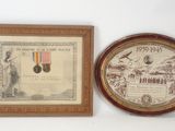 deux tableaux encadrés sur le mur d'une pièce
