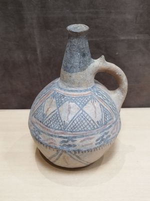 un vase bleu et blanc posé sur une table en bois