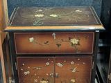 deux tiroirs en bois décorés de fleurs peintes