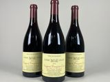 trois bouteilles de vin posées sur une table