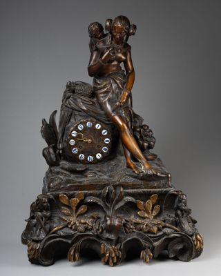 une image représentant une statue en bronze d'une femme assise sur une horloge