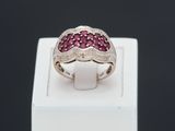 un gros plan d'une bague sertie d'un rubis