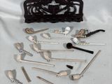 beaucoup de cuillères en argent et de cuillères à soupe sur une table