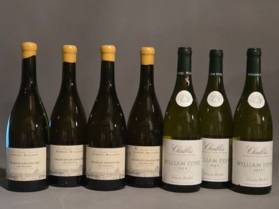 plusieurs bouteilles de vin sont alignées sur une table