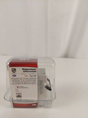 une boîte transparente contenant un appareil électronique