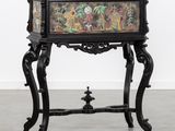 une table noire sur laquelle est posé un tableau