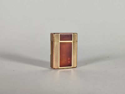 une image d'un briquet avec un capuchon rouge et doré