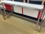 un comptoir blanc orné d'une bande rouge et blanche