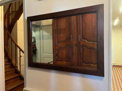 un miroir accroché au mur dans le couloir