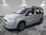 la petite camionnette argentée est garée sur un carrelage à carreaux