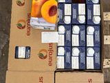 Plusieurs caisses de fruits sont empilées sur une palette