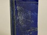 objet rectangulaire en pierre bleue sur fond blanc