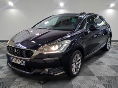 la voiture noire est garée sur un sol en damier dans le garage
