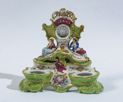 une horloge posée sur une table