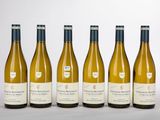 six bouteilles de vin sont alignées sur un fond blanc