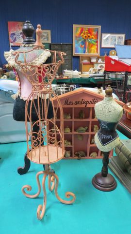 Trois mannequins décoratifs et une petite étagère à suspendre gar...