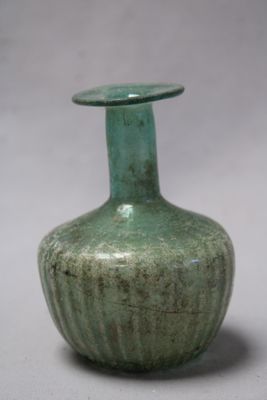 un vase vert posé sur une table