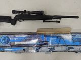 un pistolet et un fusil posés sur une table