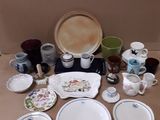 de nombreuses assiettes, tasses, tasses et soucoupes sur la table