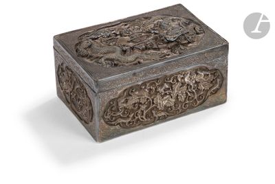 une image représentant une boîte en métal ornée d'un motif de dragon