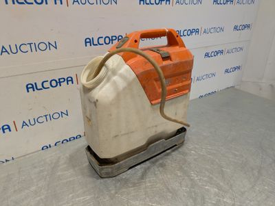 une photo d'une machine orange et blanche posée sur une palette