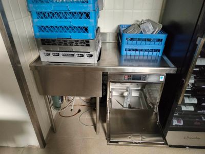 une petite cuisine équipée d'un réfrigérateur et d'un lave-vaisselle