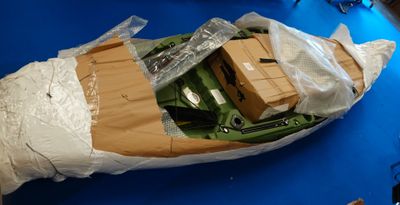 une image représentant un bateau en papier et en carton