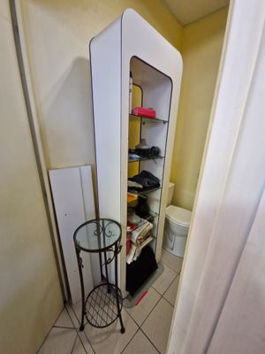 Présentoir en PVC blanc et violet à cinq niveaux vitrés