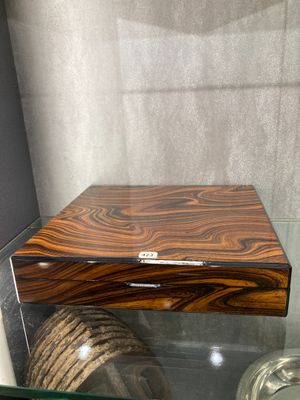 Coffret rectangulaire verni faux bois. - Photo 1