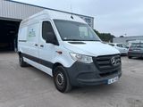 La fourgonnette Mercedes-Benz est garée devant un immeuble