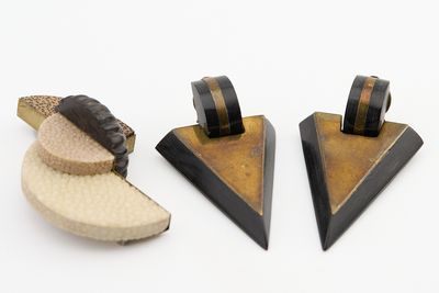 trois morceaux de bois et un morceau de bois sur lequel est posé un autre morceau de bois