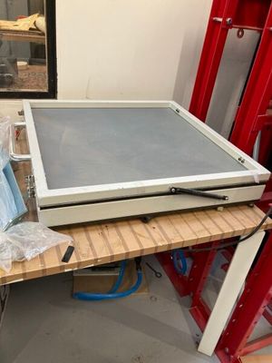 un micro-ondes posé sur un établi dans une pièce