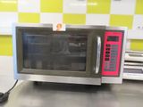 un micro-ondes posé sur le comptoir d'une cuisine