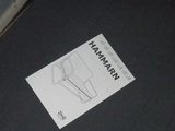 une affiche en papier posée par terre dans une pièce