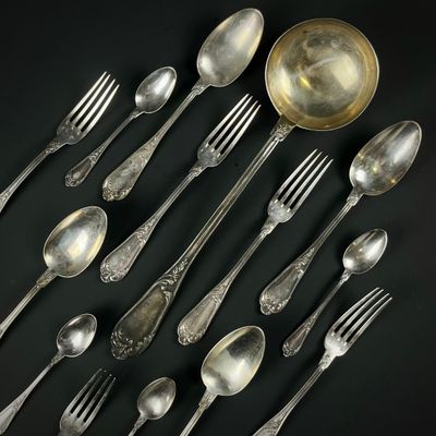 beaucoup de cuillères et de fourchettes en argent sur la table