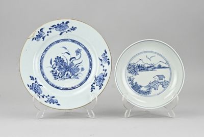 deux assiettes bleues et blanches ornées de motifs représentant des oiseaux et des fleurs