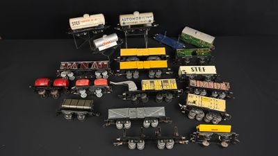 beaucoup de petits trains sur une table noire
