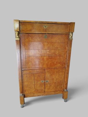 une photo d'une grande armoire en bois avec des tiroirs