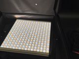 une lampe logée dans un boîtier noir