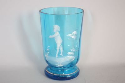 un verre en verre bleu sur lequel est représenté un homme