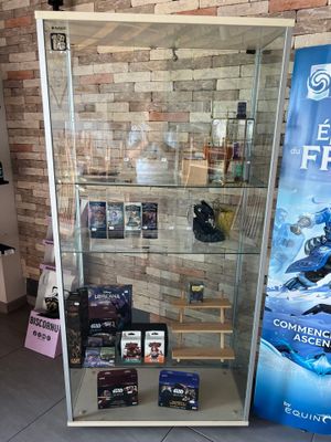 une vitrine contenant de nombreux objets