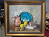 une peinture représentant une nature morte avec un bol bleu et des citrons posés sur une table