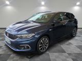 la voiture bleue est garée sur le sol en damier d'un garage