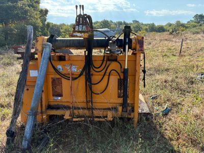 une machine qui se trouve au milieu d'un champ