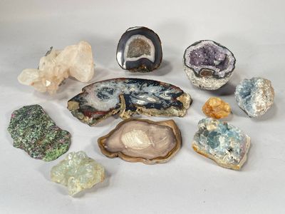 de nombreux types de roches et de pierres sur la table