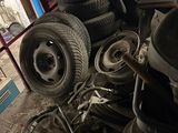 un tas de pneus dans un garage